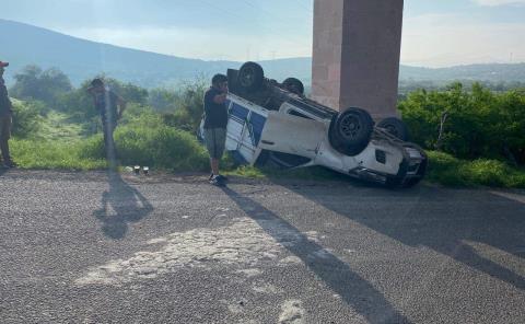 Dos heridos en volcadura