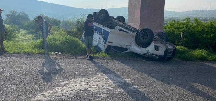 Dos heridos en volcadura