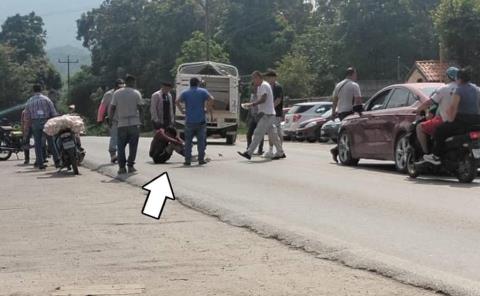 Motociclista se impactó contra camioneta en Zacatipán