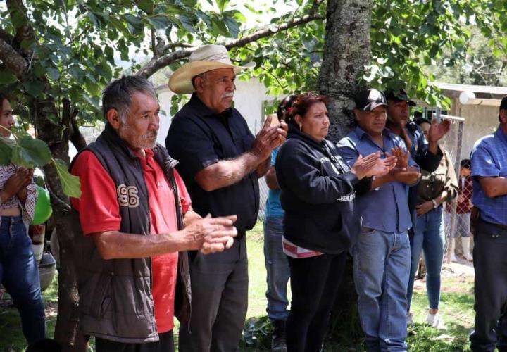 Entrega Saderh crías de peces en Acaxochitlán