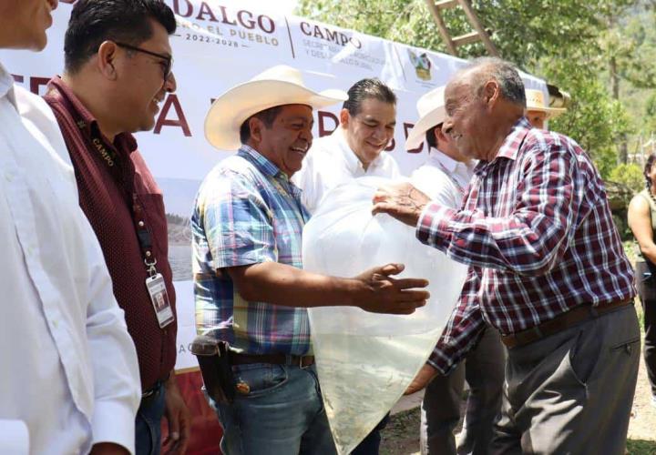 Entrega Saderh crías de peces en Acaxochitlán