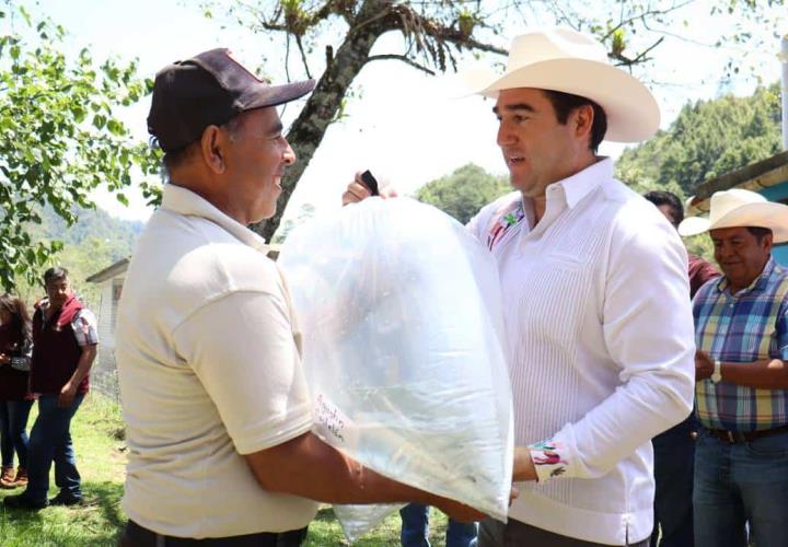 Entrega Saderh crías de peces en Acaxochitlán