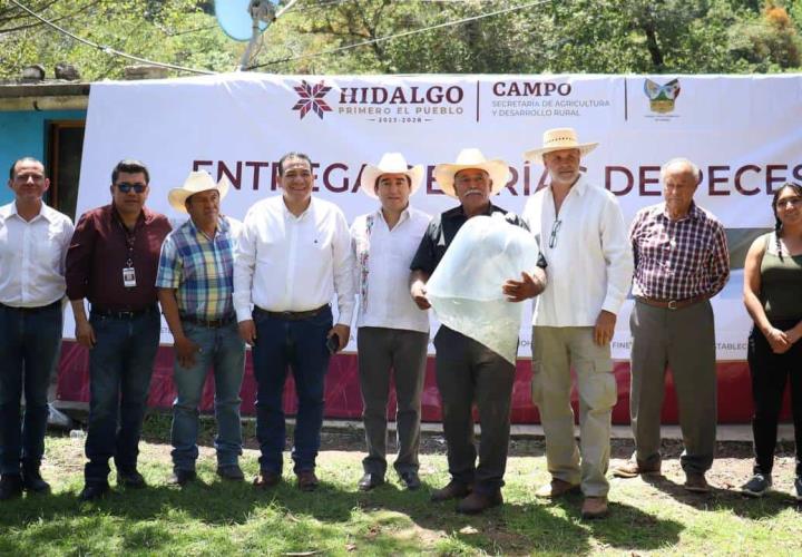 Entrega Saderh crías de peces en Acaxochitlán