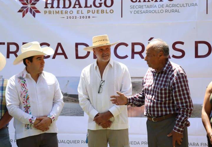 Entrega Saderh crías de peces en Acaxochitlán