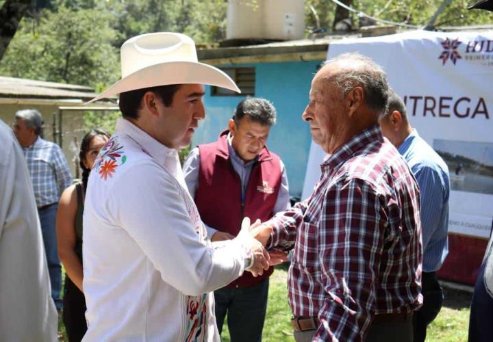 Entrega Saderh crías de peces en Acaxochitlán