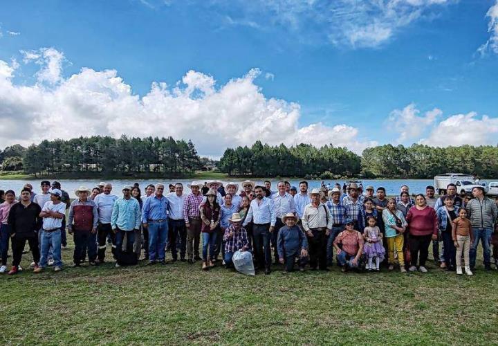 Entrega Saderh crías de peces en Acaxochitlán