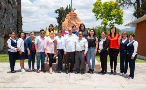 IHE entrega mobiliario educativo y equipo tecnológico a escuelas primarias de Tasquillo