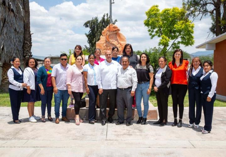 IHE entrega mobiliario educativo y equipo tecnológico a escuelas primarias de Tasquillo