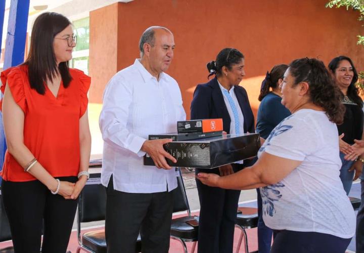 IHE entrega mobiliario educativo y equipo tecnológico a escuelas primarias de Tasquillo