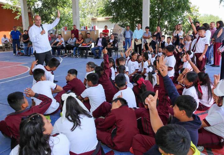 IHE entrega mobiliario educativo y equipo tecnológico a escuelas primarias de Tasquillo