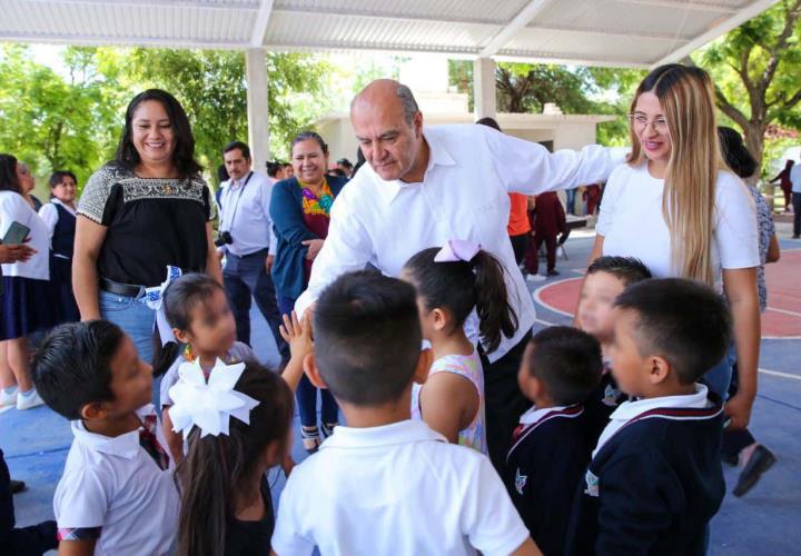 IHE entrega mobiliario educativo y equipo tecnológico a escuelas primarias de Tasquillo