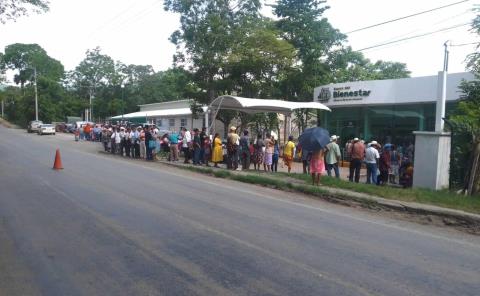 Largas filas en el Banco Bienestar