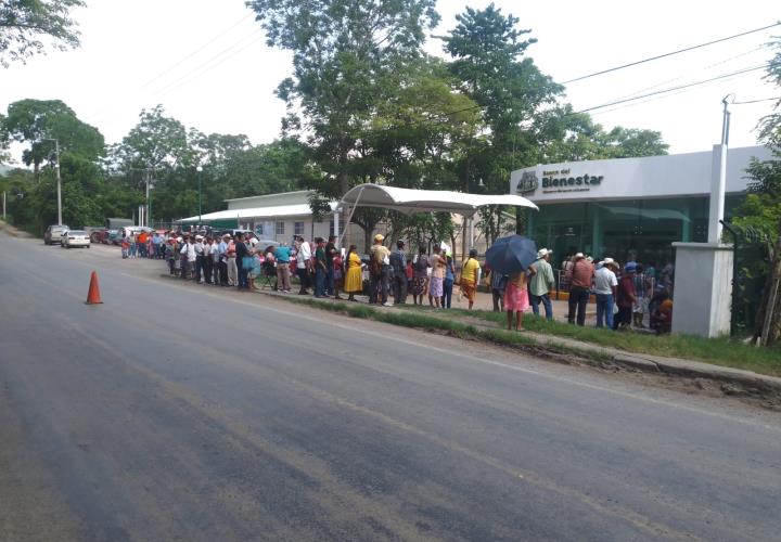 Largas filas en el Banco Bienestar