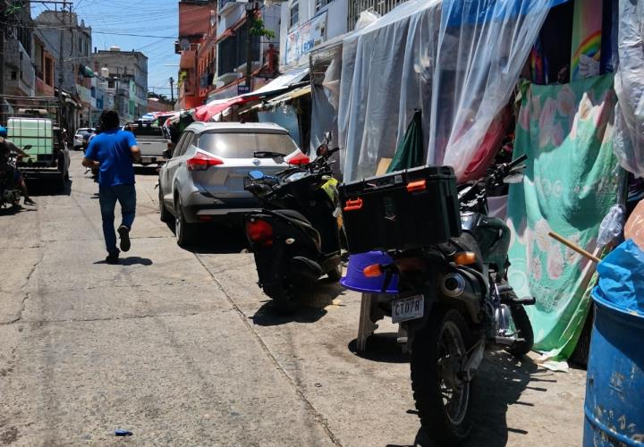 Motociclistas siguen sin respetar espacios