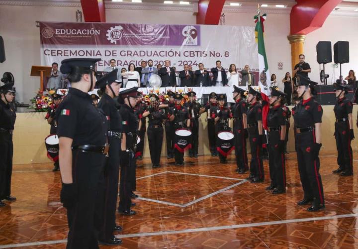 Natividad Castrejón presidió ceremonia de graduación de estudiantes del CBTIS 8