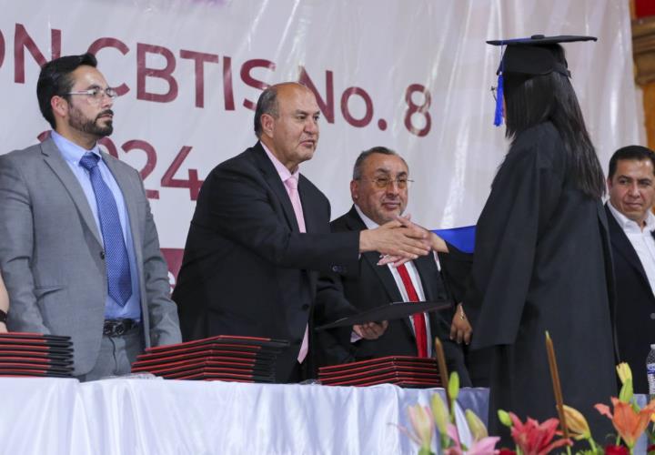 Natividad Castrejón presidió ceremonia de graduación de estudiantes del CBTIS 8