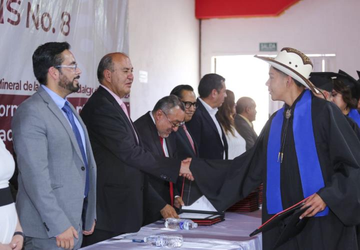 Natividad Castrejón presidió ceremonia de graduación de estudiantes del CBTIS 8