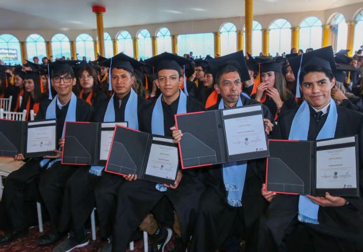 Natividad Castrejón presidió ceremonia de graduación de estudiantes del CBTIS 8