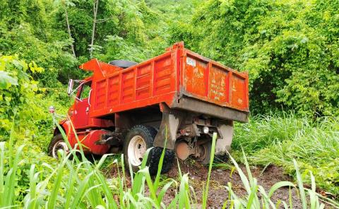 Camión cae a barranco en la carretera a Santa María Picula