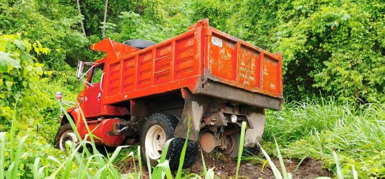 Camión cae a barranco en la carretera a Santa María Picula