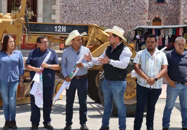 CEMD y autoridades de San Agustín Metzquititlán rehabilitan caminos rurales