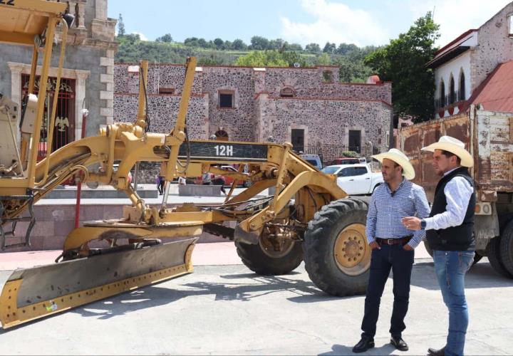 CEMD y autoridades de San Agustín Metzquititlán rehabilitan caminos rurales