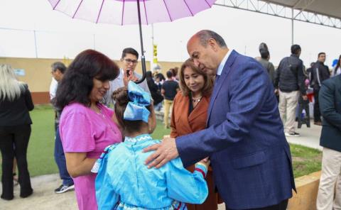 El titular del IHE acompaña a su graduación a niñas y niños del preescolar Ma. Luisa Ross Landa