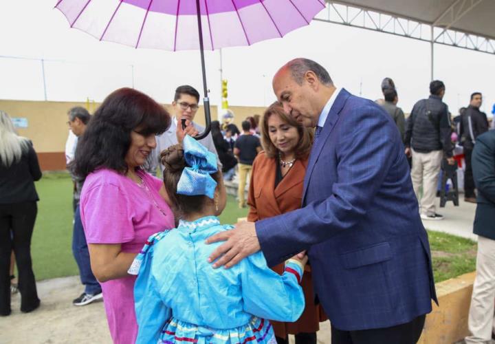 El titular del IHE acompaña a su graduación a niñas y niños del preescolar Ma. Luisa Ross Landa