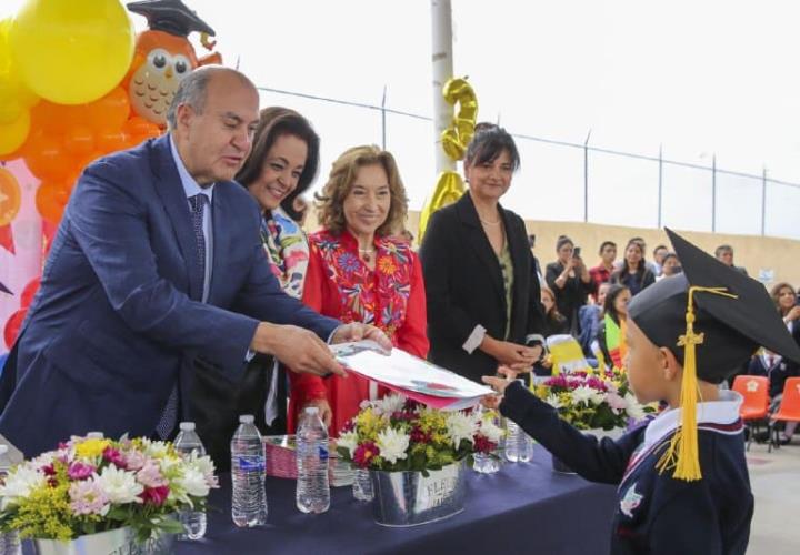 El titular del IHE acompaña a su graduación a niñas y niños del preescolar Ma. Luisa Ross Landa