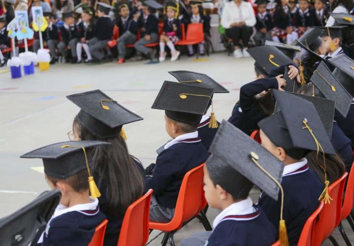 El titular del IHE acompaña a su graduación a niñas y niños del preescolar Ma. Luisa Ross Landa