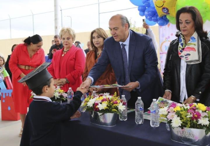 El titular del IHE acompaña a su graduación a niñas y niños del preescolar Ma. Luisa Ross Landa