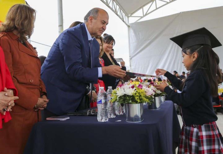 El titular del IHE acompaña a su graduación a niñas y niños del preescolar Ma. Luisa Ross Landa