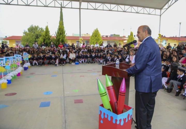 El titular del IHE acompaña a su graduación a niñas y niños del preescolar Ma. Luisa Ross Landa