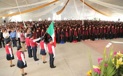 Natividad Castrejón entregó diplomas a graduados del CECyTE Hidalgo, Plantel Ixmiquilpan

