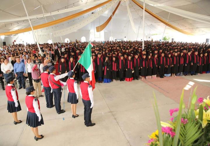 Natividad Castrejón entregó diplomas a graduados del CECyTE Hidalgo, Plantel Ixmiquilpan