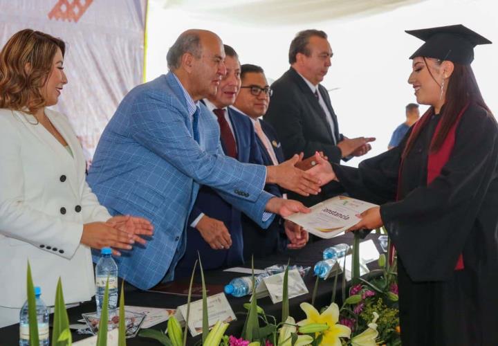 Natividad Castrejón entregó diplomas a graduados del CECyTE Hidalgo, Plantel Ixmiquilpan