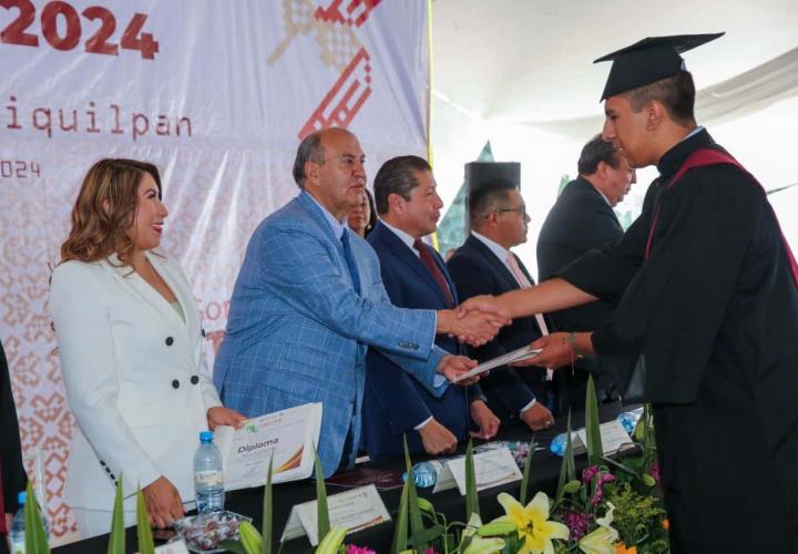 Natividad Castrejón entregó diplomas a graduados del CECyTE Hidalgo, Plantel Ixmiquilpan