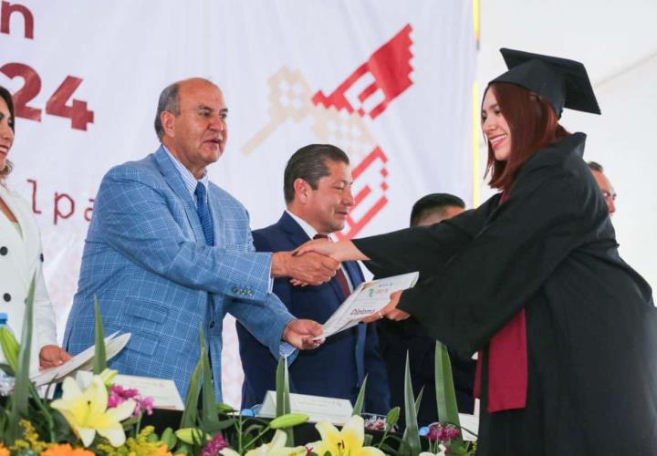 Natividad Castrejón entregó diplomas a graduados del CECyTE Hidalgo, Plantel Ixmiquilpan