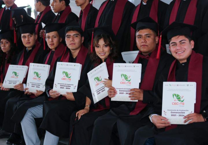 Natividad Castrejón entregó diplomas a graduados del CECyTE Hidalgo, Plantel Ixmiquilpan