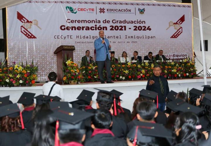 Natividad Castrejón entregó diplomas a graduados del CECyTE Hidalgo, Plantel Ixmiquilpan