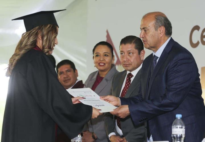 Alumnado del CECyTEH Plantel Tetepango recibe reconocimientos de terminación de estudios