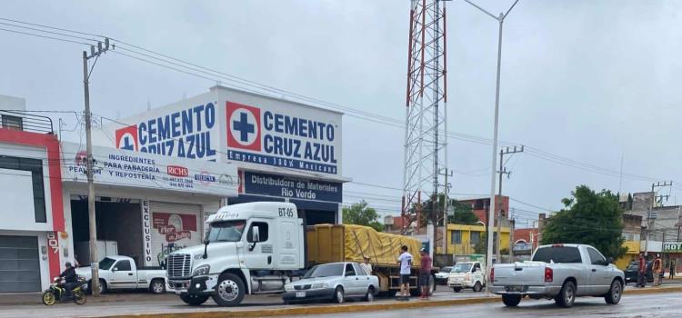 Auto colisionó contra tráiler