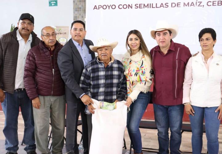 Entregan apoyos a productores del campo en Tepeapulco y Zempoala