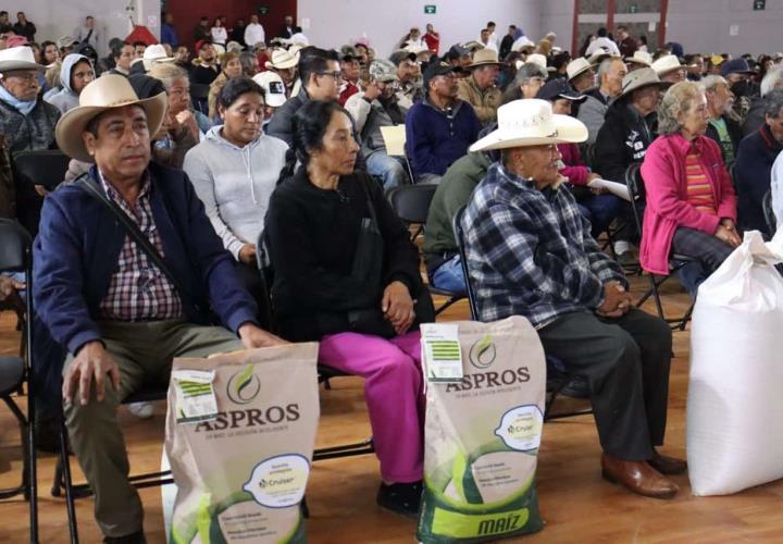 Entregan apoyos a productores del campo en Tepeapulco y Zempoala