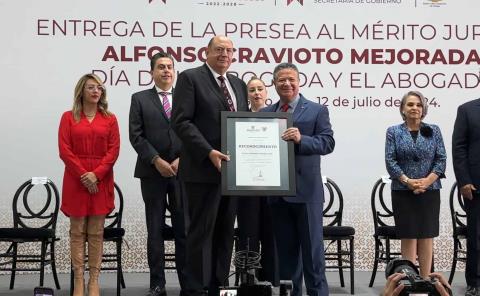 Entrega Menchaca Salazar presea al Mérito Jurídico 2024