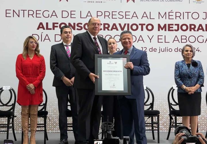 Entrega Menchaca Salazar presea al Mérito Jurídico 2024