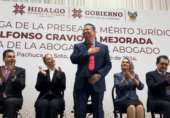 Entrega Menchaca Salazar presea al Mérito Jurídico 2024