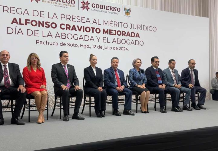 Entrega Menchaca Salazar presea al Mérito Jurídico 2024