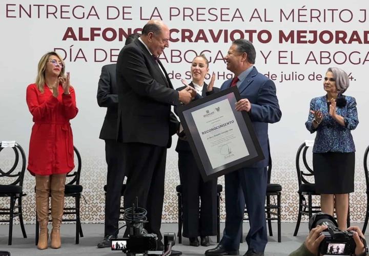 Entrega Menchaca Salazar presea al Mérito Jurídico 2024