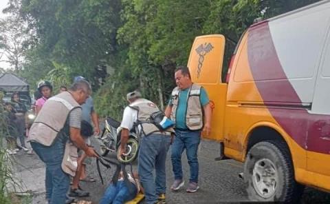 Termina herida tras caer en moto en Los Tamarindos